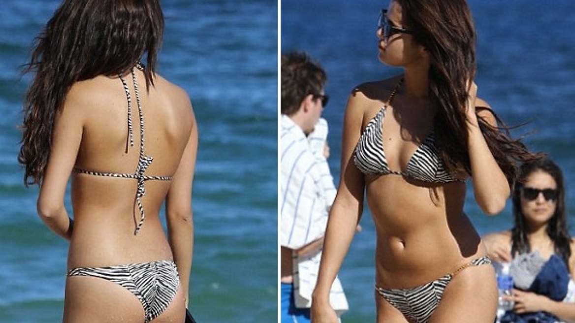 Η Selena Gomez μας δείχνει το νέο της τατουάζ στην παραλία